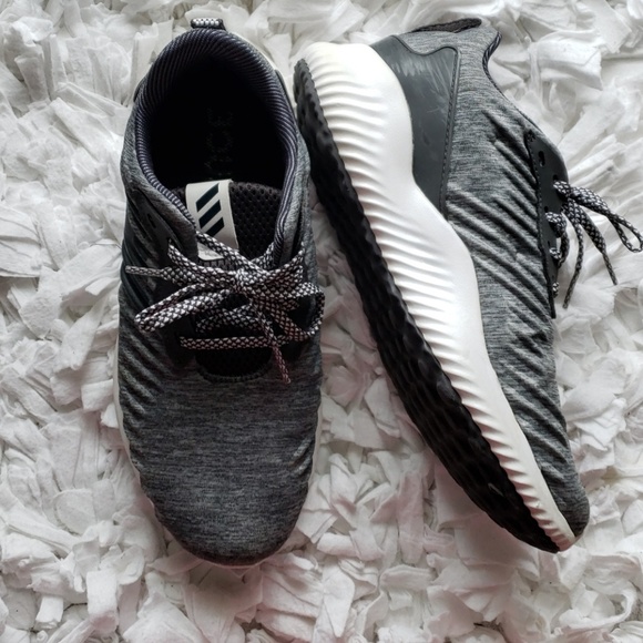 Adidas sneakers size 6.5 - Picture 1 of 4